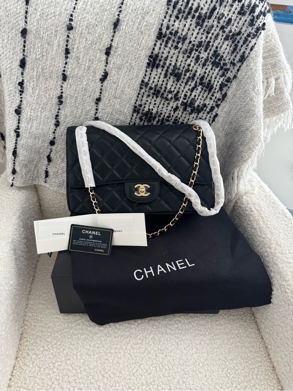 Chanel Classic Flap Bag with Caviar Leather - Picture 4 of 16